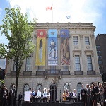 Le premier ministre Trudeau avec des dirigeants autochtones devant l'ancienne ambassade des États-Unis en 2017