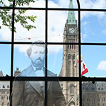 Silhouette de Louis Riel avec la colline du Parlement en arrière-plan