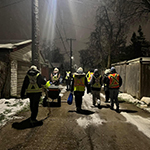 Les membres de la patrouille du Bear Clan descendent une ruelle de Winnipeg.