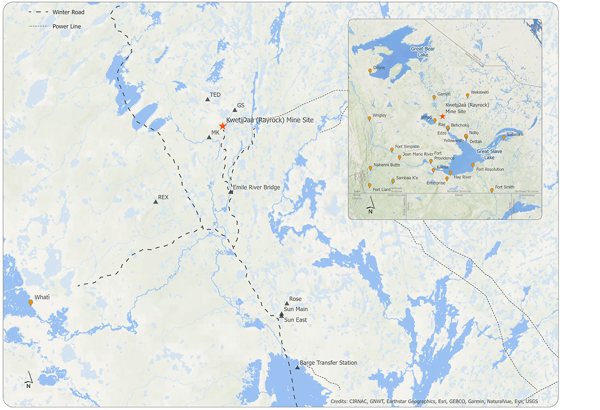 Une carte montrant les sites à assainir aux termes du projet d'assainissement de la mine Kwetı̨ı̨ɂaà (Rayrock) ainsi qu'une route d'hiver reliant les sites.